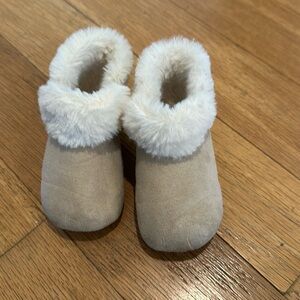 Old Navy Faux Fur Beige Booties Slippers - size 12-18 months